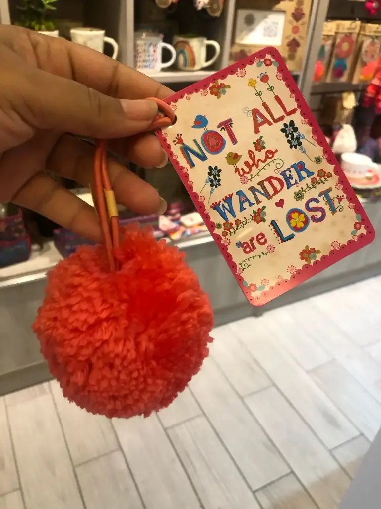 Etiqueta de equipaje con pompón No todos los que deambulan