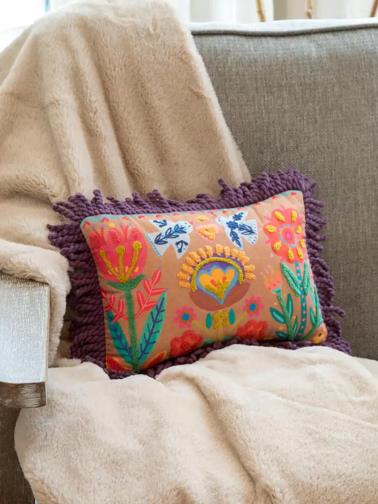 Almohada bohemia con mechones color tostado