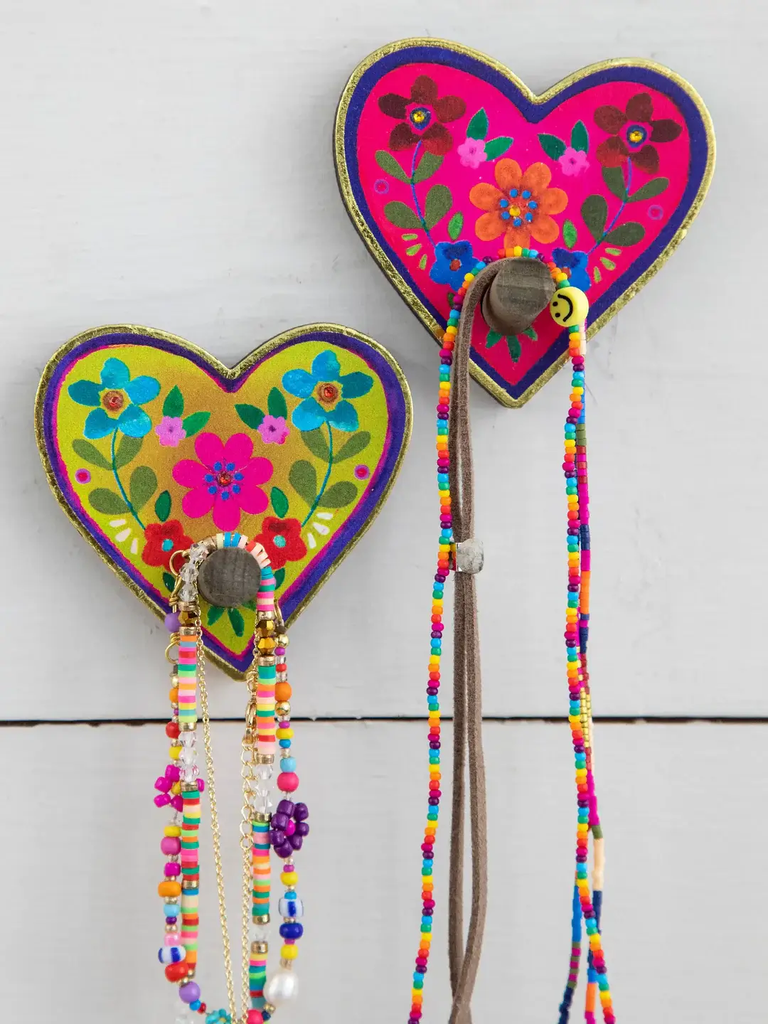 Gancho de pared de madera con forma de corazón