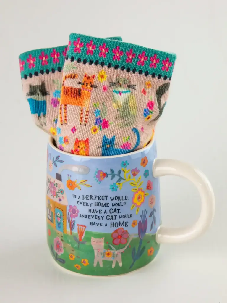Taza y calcetines que todo gato tiene