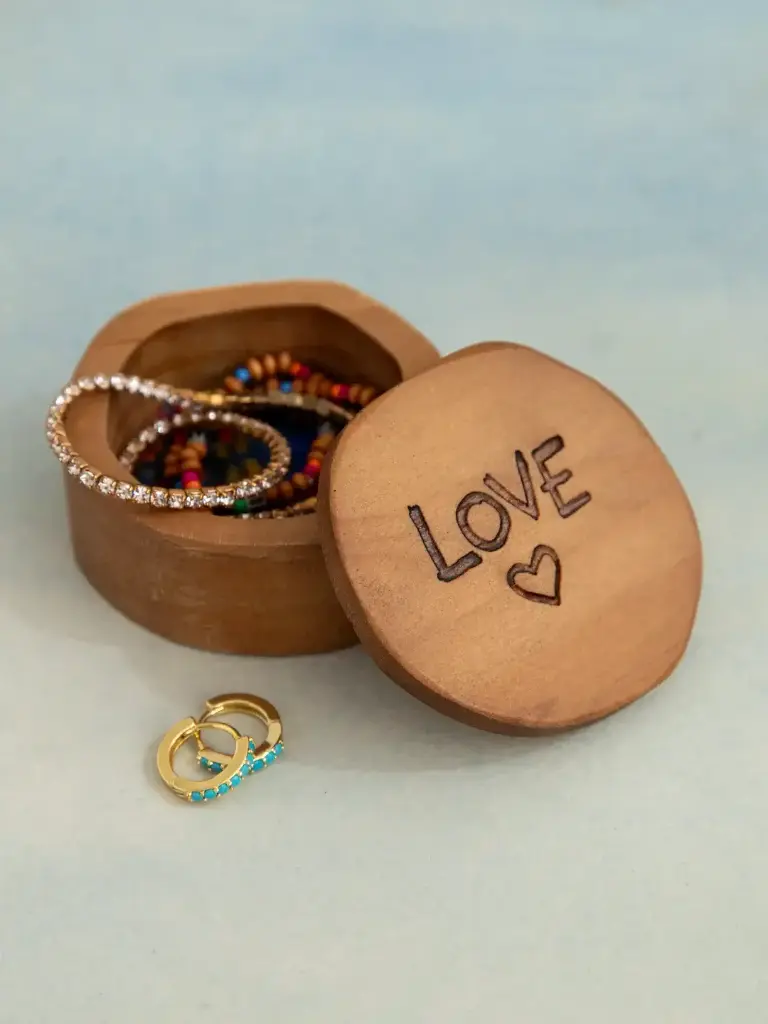 Caja de madera con forma de corazón