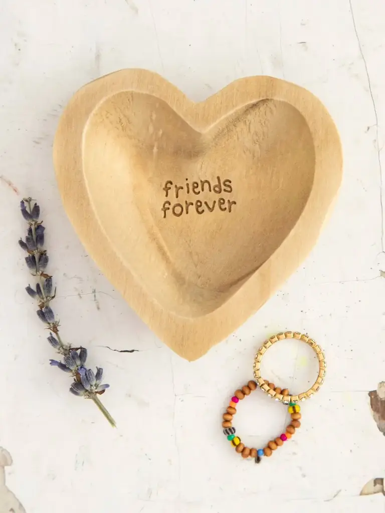 Plato de madera con forma de corazón Amigos
