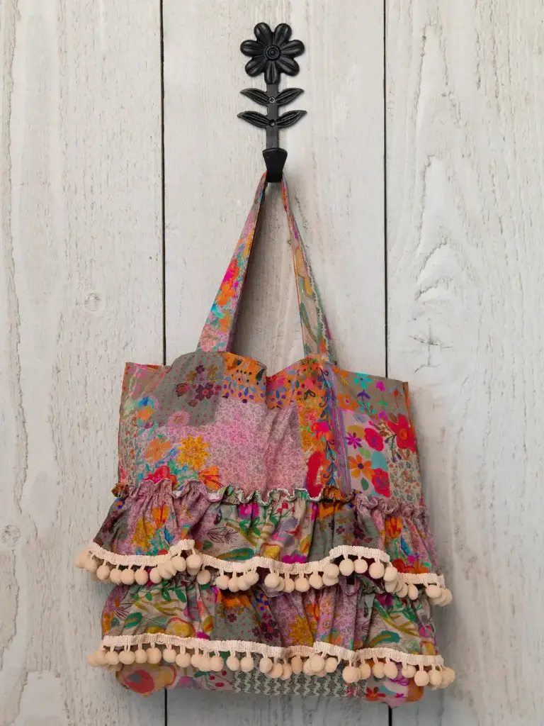 Mini bolso con volantes y parche floral rosa