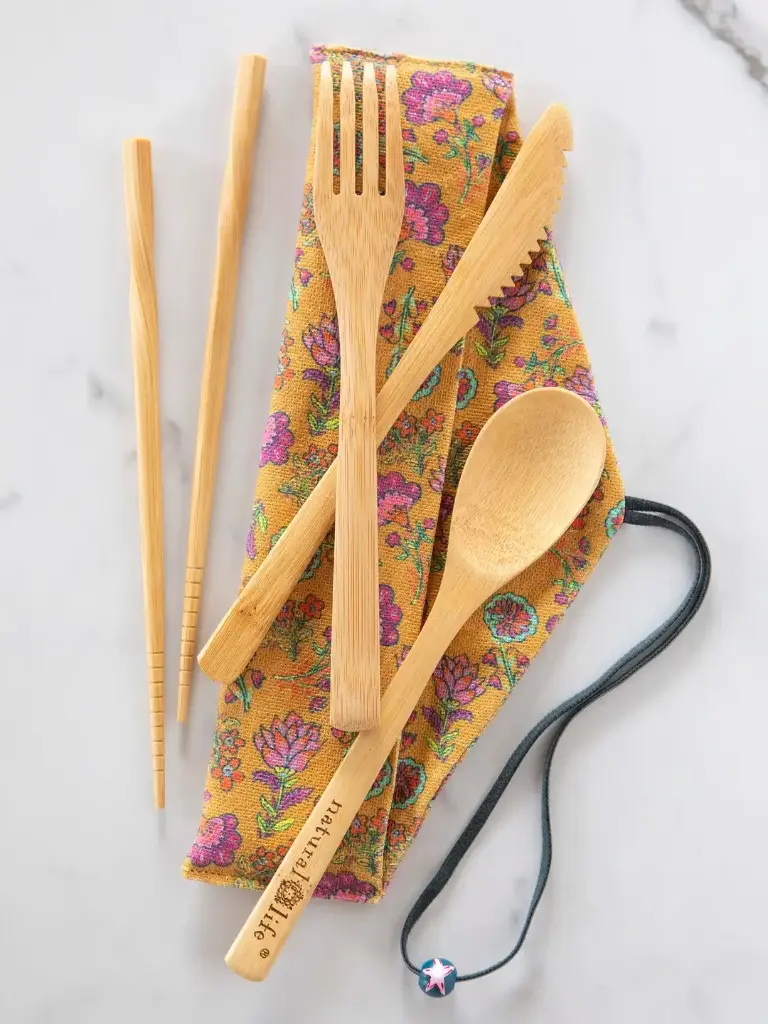 Juego de utensilios de bambú color mostaza