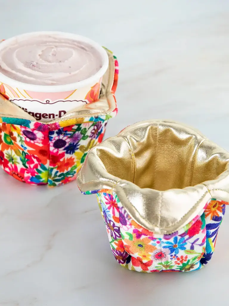 Helado acogedor floral brillante