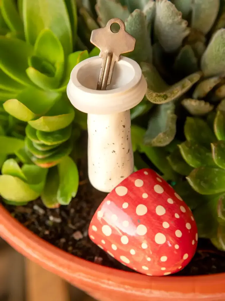 Hongo en estaca como llavero secreto