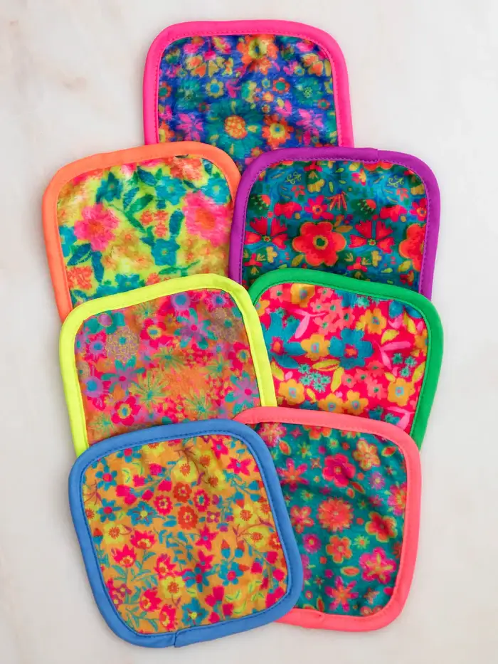 Estuche Maquillaje Set Multifloral con 6 toallitas