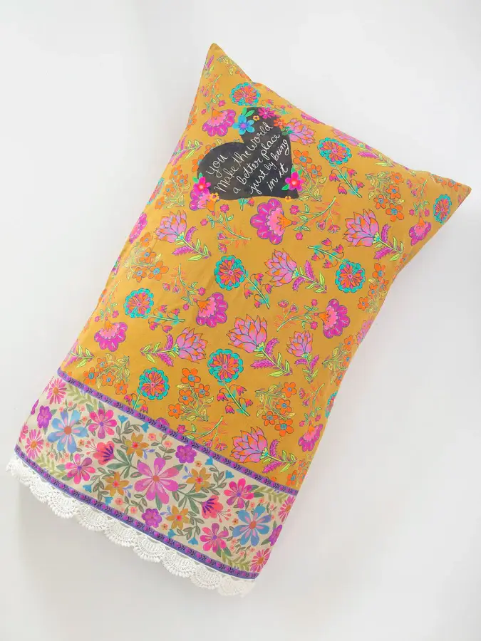 Cubrealmohada bordado a mano Mundo Mejor