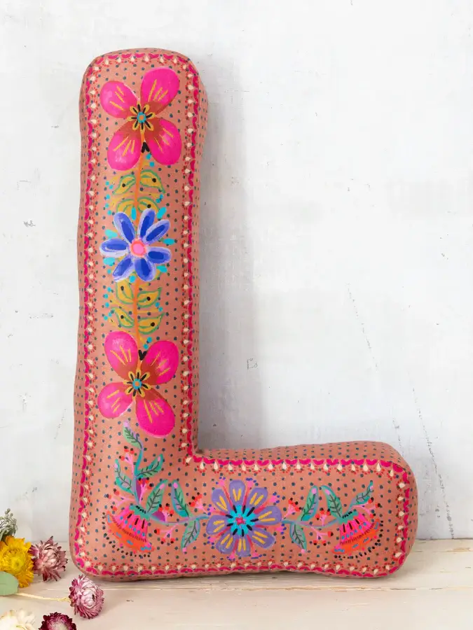 Cojín Bordado Inicial L de Flor