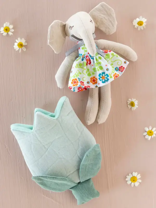 Elefante de peluche con petalo de camita