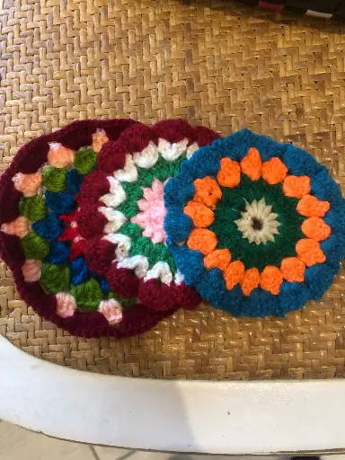 [TEJIDO A MANO] PORTA VASOS TEJIDOS DE COLORES