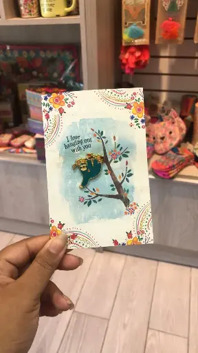 [CARD057] Tarjeta con pin de esmalte de un perezoso colgado