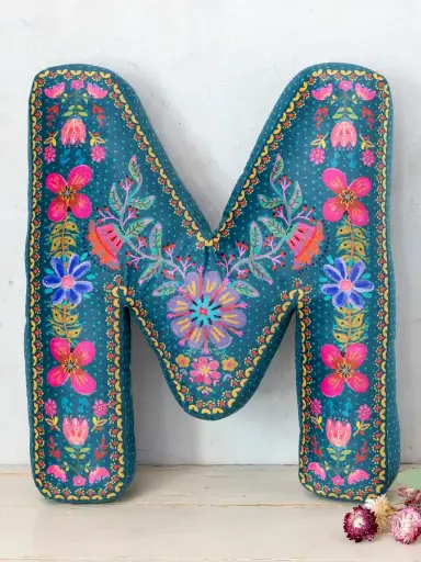 [PLW000161] Cojin floreado de inicial M Flores locales